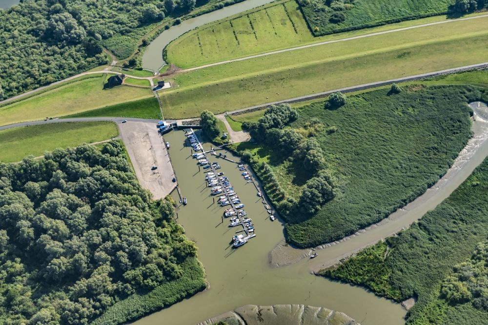 Haseldorf from the bird's eye view: Pleasure boat and sailing boat mooring and boat moorings in the harbor on the river bank area Wassersport-Club Haseldorf e. V. in Haseldorf in the state Schleswig-Holstein, Germany