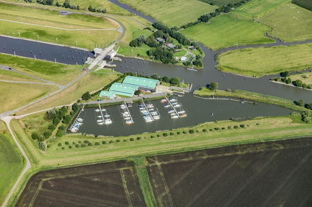 Aerial photograph Neuendorf bei Elmshorn - Pleasure boat and sailing boat mooring and boat moorings in the harbor on the river bank area Wassersport- and Yachthafenvereinigung Krueckaumuendung e.V. in Neuendorf bei Elmshorn in the state Schleswig-Holstein, Germany