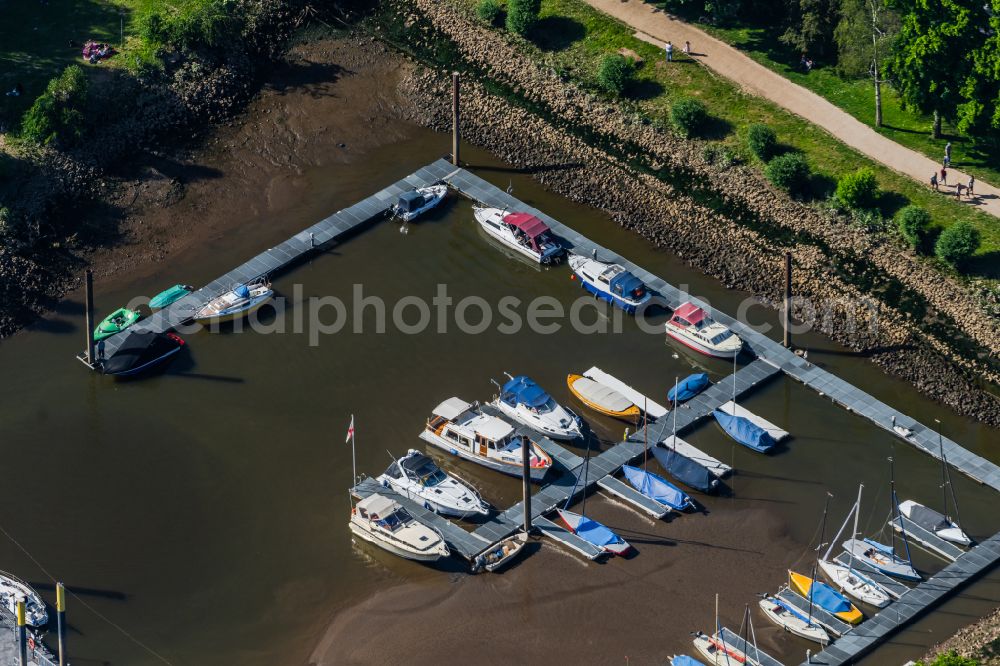 Aerial photograph Bremen - Pleasure boat and sailing boat mooring and boat moorings in the harbor on the river bank area of the Weser river on street Auf dem Peterswerder in the district Peterswerder in Bremen, Germany