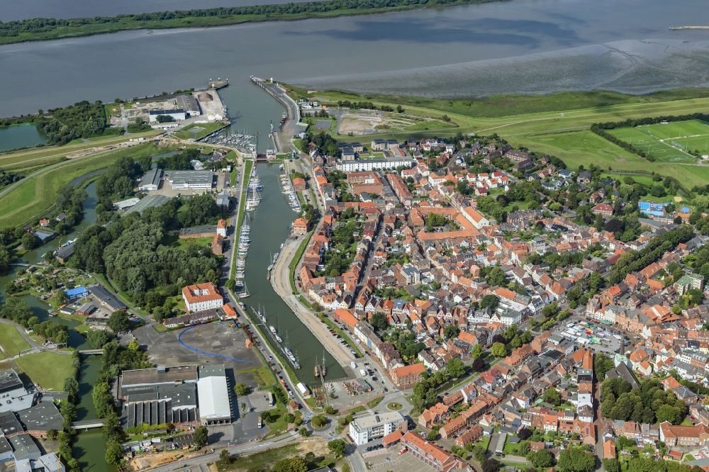 Aerial photograph Glückstadt - Pleasure boat and sailing boat mooring and boat moorings in the harbor on the river bank area Seglervereinigung Glueckstadt e.V. in Glueckstadt in the state Schleswig-Holstein, Germany