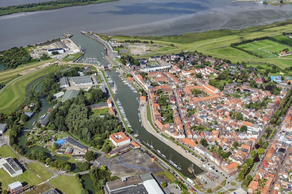 Glückstadt from above - Pleasure boat and sailing boat mooring and boat moorings in the harbor on the river bank area Seglervereinigung Glueckstadt e.V. in Glueckstadt in the state Schleswig-Holstein, Germany