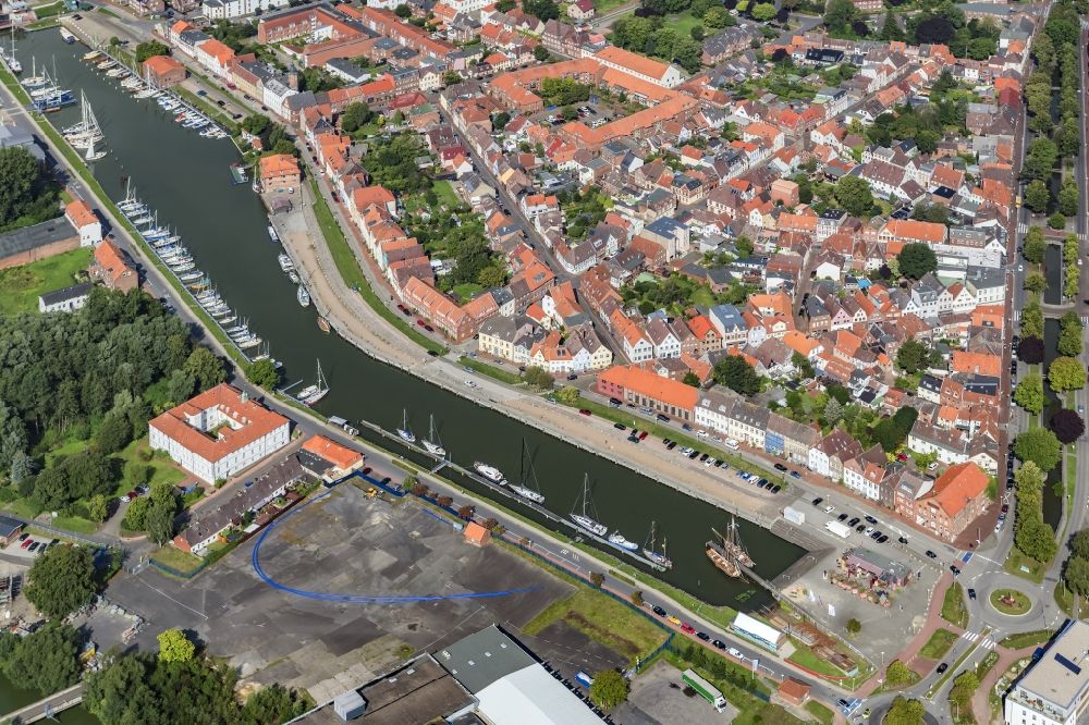 Glückstadt from the bird's eye view: Pleasure boat and sailing boat mooring and boat moorings in the harbor on the river bank area Seglervereinigung Glueckstadt e.V. in Glueckstadt in the state Schleswig-Holstein, Germany
