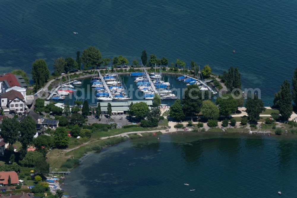 Aerial image Immenstaad am Bodensee - Pleasure boat and sailing boat landing stage and boat moorings in the harbor on the shore of Lake Constance in Immenstaad am Bodensee on Lake Constance in the state Baden-Wuerttemberg, Germany