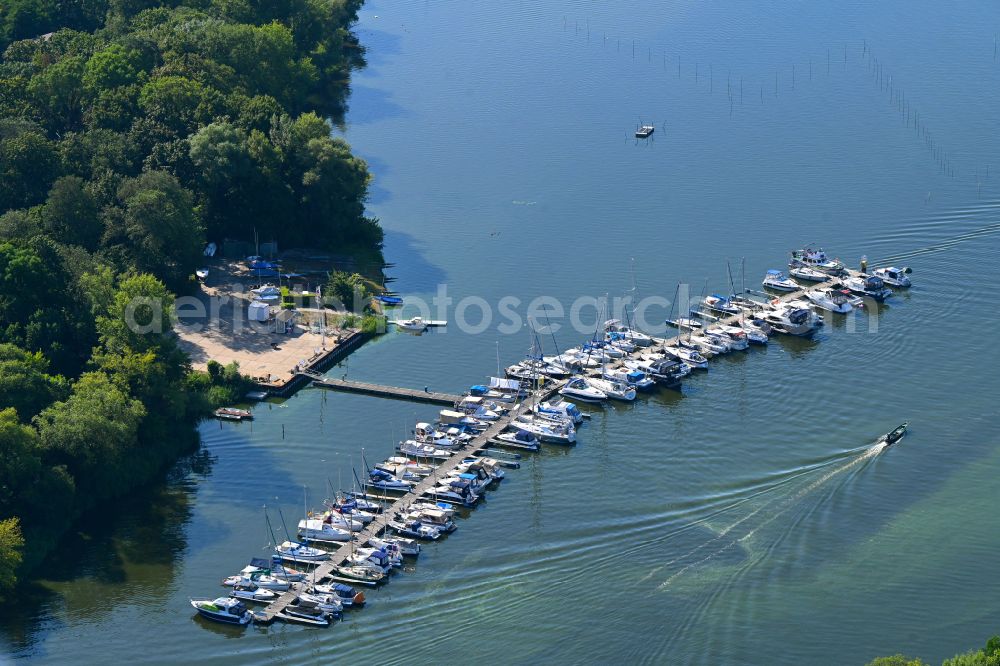 Aerial photograph Plaue - Pleasure boat and sailing boat landing stage and boat moorings in the harbor on the shore of the Plauer See in Plaue in the state Brandenburg, Germany