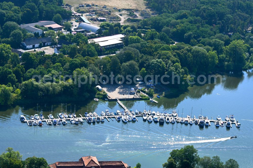 Plaue from the bird's eye view: Pleasure boat and sailing boat landing stage and boat moorings in the harbor on the shore of the Plauer See in Plaue in the state Brandenburg, Germany