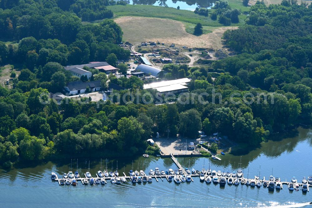 Aerial image Plaue - Pleasure boat and sailing boat landing stage and boat moorings in the harbor on the shore of the Plauer See in Plaue in the state Brandenburg, Germany