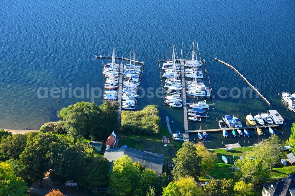Diensdorf-Radlow from the bird's eye view: Pleasure boat and sailing boat mooring and boat moorings in the harbor on the coast area of the lake Scharmuetzelsee in the district Diensdorf in Diensdorf-Radlow in the state Brandenburg, Germany