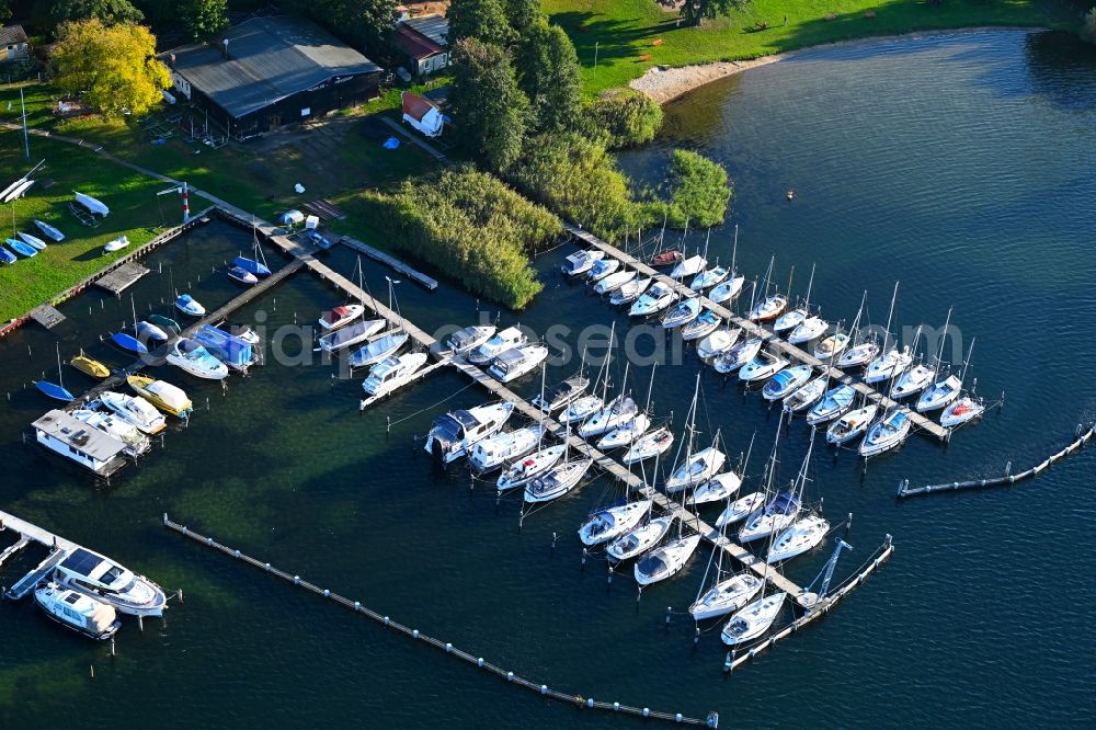 Aerial image Diensdorf-Radlow - Pleasure boat and sailing boat mooring and boat moorings in the harbor on the coast area of the lake Scharmuetzelsee in the district Diensdorf in Diensdorf-Radlow in the state Brandenburg, Germany