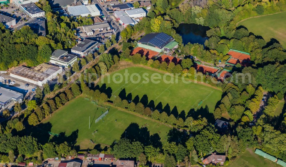 Aerial image Schwentinental - Sports facilities and red-brown colored tennis courts of the Tennisgemeinschaft Raisorf on street Gutenbergstrasse in Schwentinental in the state Schleswig-Holstein, Germany