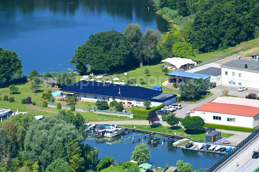 Aerial photograph Rüdersdorf - Pleasure boat marina with docks and moorings on the shore area Strausberger Muehlenfliess - Hohler See in Ruedersdorf in the state Brandenburg, Germany