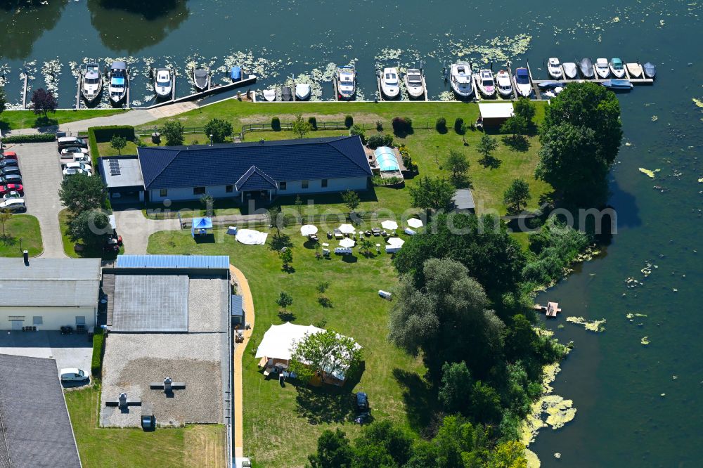 Aerial photograph Rüdersdorf - Pleasure boat marina with docks and moorings on the shore area Strausberger Muehlenfliess - Hohler See in Ruedersdorf in the state Brandenburg, Germany