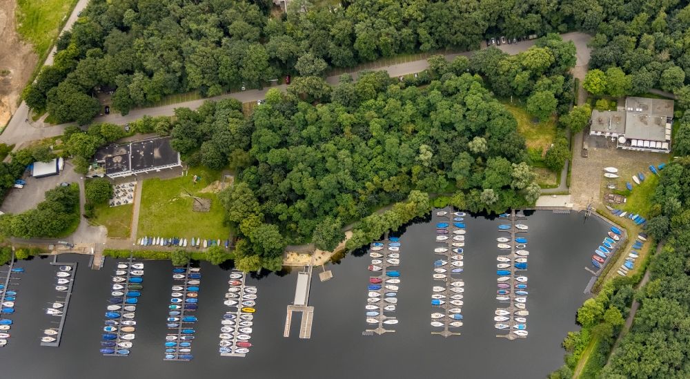 Duisburg from above - Pleasure boat marina with docks and moorings on the shore area on Strohweg in the district Wedau in Duisburg at Ruhrgebiet in the state North Rhine-Westphalia, Germany