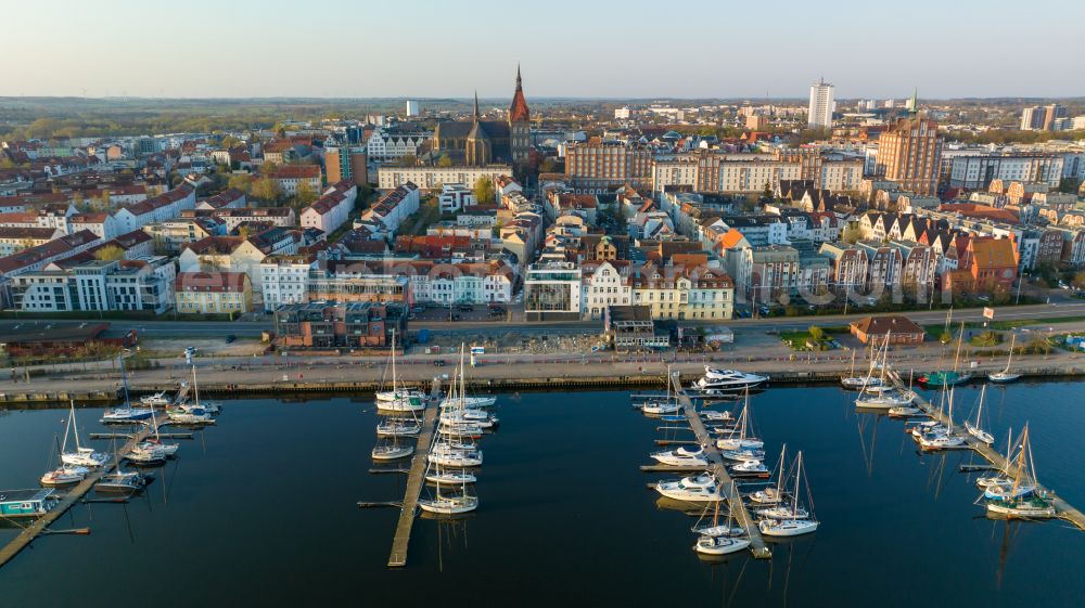 Rostock from the bird's eye view: Pleasure boat marina with docks and moorings on the shore area of Unterwarnow on Alten Stadthafen on street Am Strande in the district Stadtmitte in Rostock at the baltic sea coast in the state Mecklenburg - Western Pomerania, Germany