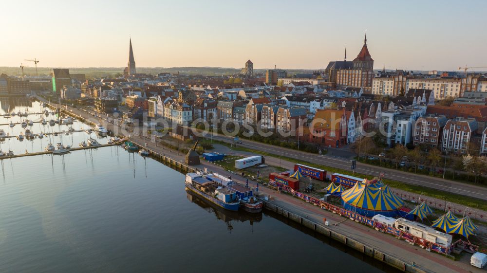 Aerial image Rostock - Pleasure boat marina with docks and moorings on the shore area of Unterwarnow on Alten Stadthafen on street Am Strande in the district Stadtmitte in Rostock at the baltic sea coast in the state Mecklenburg - Western Pomerania, Germany