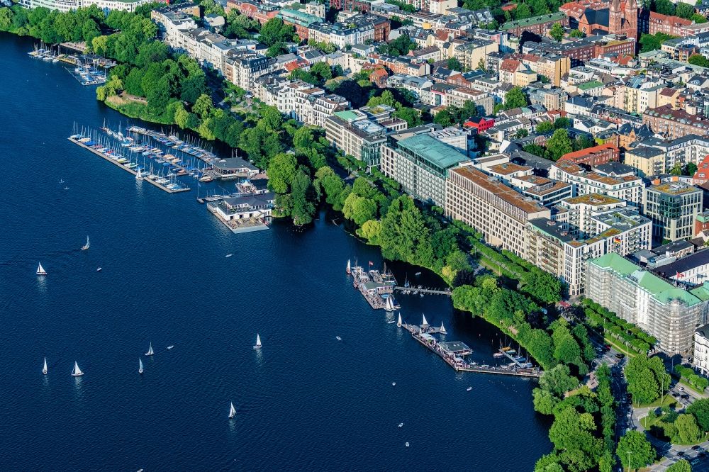 Aerial photograph Hamburg - Pleasure boat marina with docks and moorings on the shore area of the Alster An der Alster in Hamburg, Germany