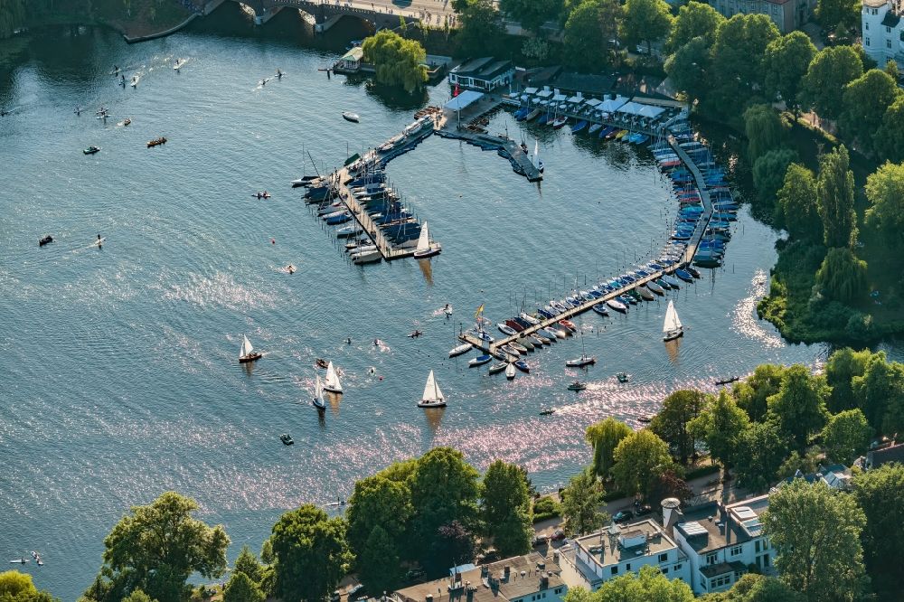 Aerial photograph Hamburg - Pleasure boat marina with docks and moorings on the shore area of Aussenalster on Fernsicht in the district Winterhude in Hamburg, Germany