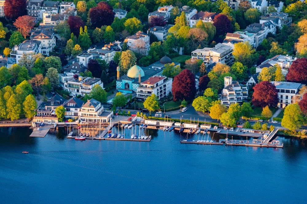 Aerial photograph Hamburg - Pleasure boat marina with docks and moorings on the shore area of the Norddeutscher Regatta Verein on the banks of the Aussenalster overlooking the mosque Islamisches Zentrum Hamburg on Schoene Aussicht in the district Uhlenhorst in Hamburg, Germany