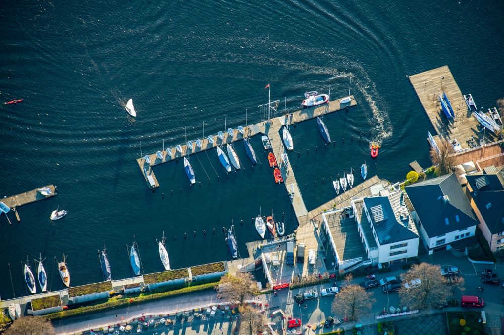 Aerial image Hamburg - Pleasure boat marina with docks and moorings on the shore area of the Norddeutscher Regatta Verein on the banks of the Aussenalster overlooking the mosque Islamisches Zentrum Hamburg on Schoene Aussicht in the district Uhlenhorst in Hamburg, Germany