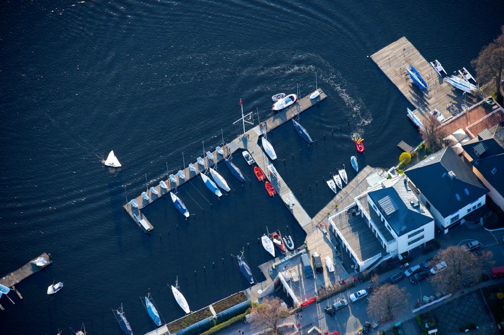 Aerial photograph Hamburg - Pleasure boat marina with docks and moorings on the shore area of the Norddeutscher Regatta Verein on the banks of the Aussenalster overlooking the mosque Islamisches Zentrum Hamburg on Schoene Aussicht in the district Uhlenhorst in Hamburg, Germany