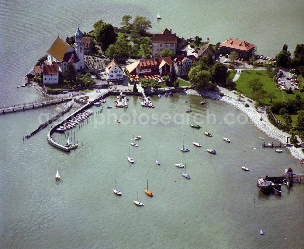 Wasserburg (Bodensee) from the bird's eye view: Pleasure boat marina with docks and moorings on the shore area of Lake of Constance in Wasserburg (Bodensee) in the state Bavaria, Germany