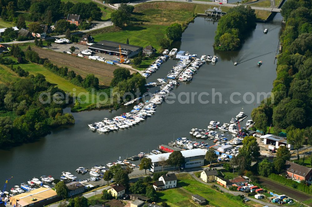 Hamburg from the bird's eye view: Sports boat landing stages and boat moorings of the BVH Bootsvermietung Hamburg GmbH in the bank area of the Dove Elbe in the district mountain village in Hamburg, Germany