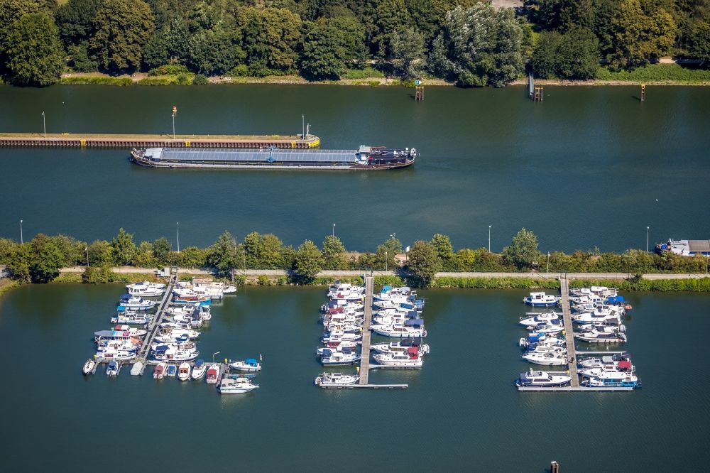 Herne from the bird's eye view: Pleasure boat marina with docks and moorings on the shore area of Rhein-Herne-Kanal on Gneisenaustrasse in Herne in the state North Rhine-Westphalia, Germany