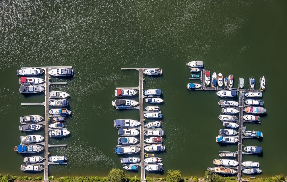 Herne from above - Pleasure boat marina with docks and moorings on the shore area of Rhein-Herne-Kanal on Gneisenaustrasse in Herne in the state North Rhine-Westphalia, Germany