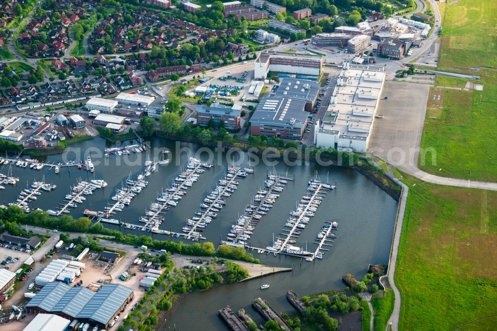 Aerial image Hamburg - Pleasure boat marina with docks and moorings on the shore area Rueschkanal on street Rueschweg in Hamburg, Germany