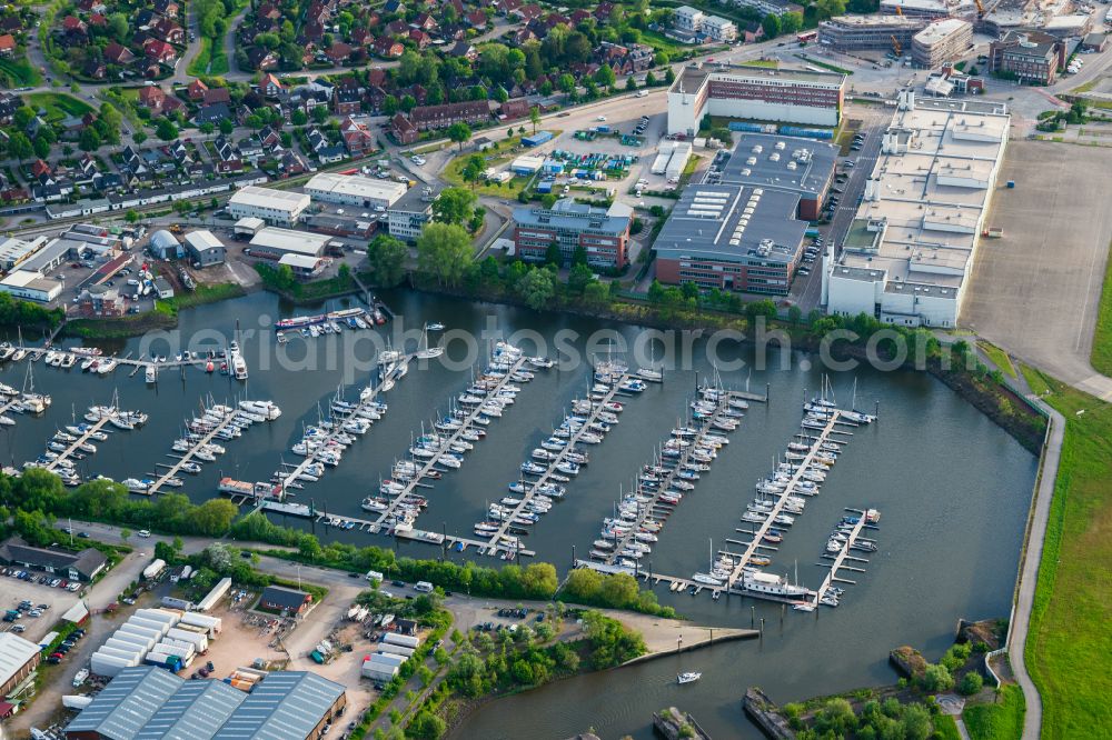 Aerial photograph Hamburg - Pleasure boat marina with docks and moorings on the shore area Rueschkanal on street Rueschweg in Hamburg, Germany