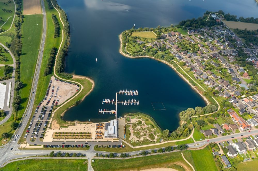 Aerial photograph Xanten - Pleasure boat marina with docks and moorings on the shore area of Xantener Suedsee in Xanten in the state North Rhine-Westphalia, Germany