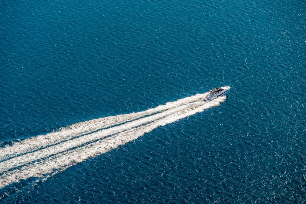 Aerial photograph Port d'Alcudia - Sport boat - rowing boat ride in the bay of Alcudia in Port d'Alcudia in Balearic island of Mallorca, Spain