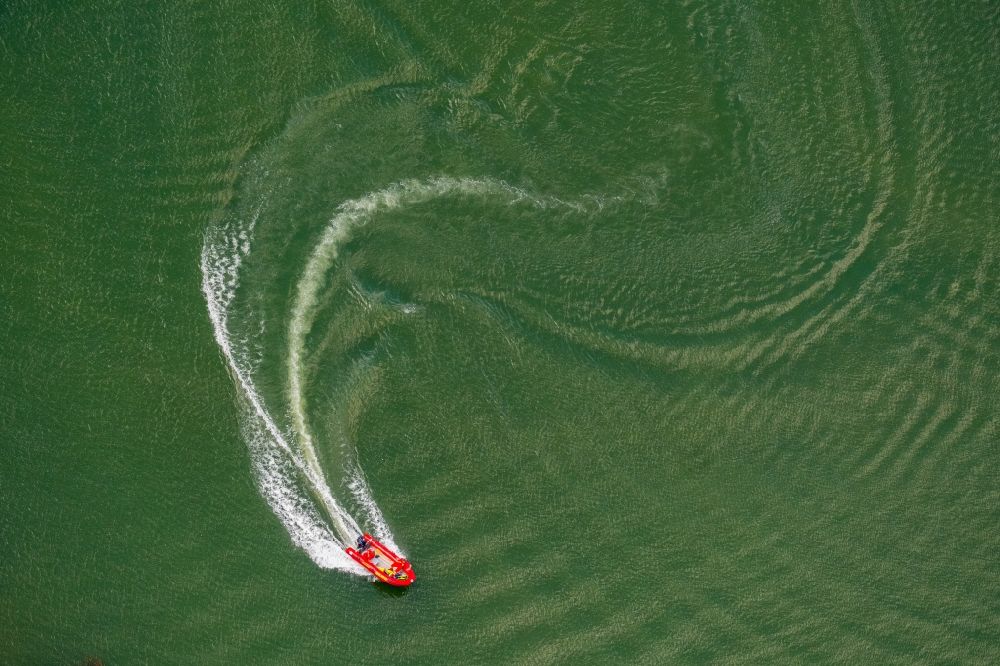 Aerial photograph Sassenberg - Sport boat - dinghy of the German Life Rescue Society e.V. on the Feldmarksee in Sassenberg in the state of North Rhine-Westphalia, Germany
