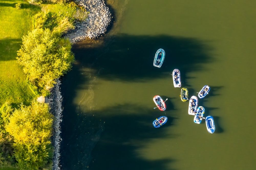 Porta Westfalica from the bird's eye view: Sport Boat - Dinghy in motion on the water surface in the river of Weser in the district Holtrup in Porta Westfalica in the state North Rhine-Westphalia, Germany