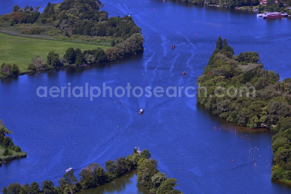 Ketzin from above - Sport Boat - Dinghy in motion on the water surface of the Havel at the Goettinsee in Ketzin in the state Brandenburg, Germany