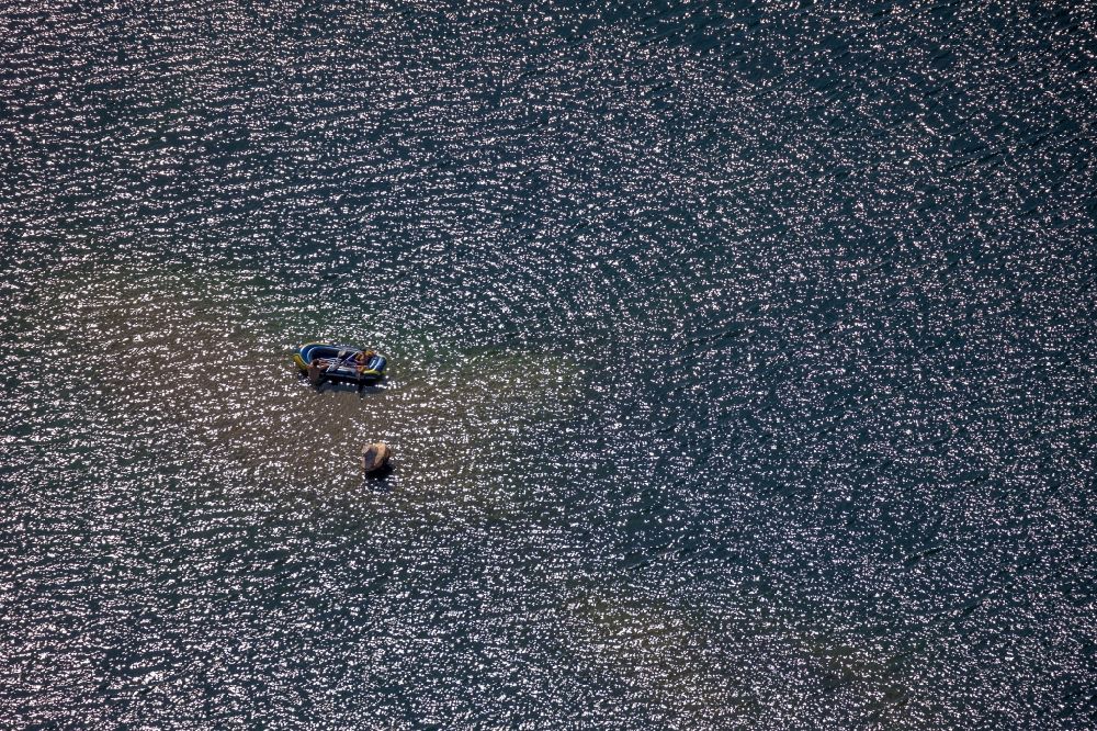 Hünxe from the bird's eye view: Sport Boat - Dinghy in motion on the water surface on Tenderingssee in Huenxe in the state North Rhine-Westphalia, Germany