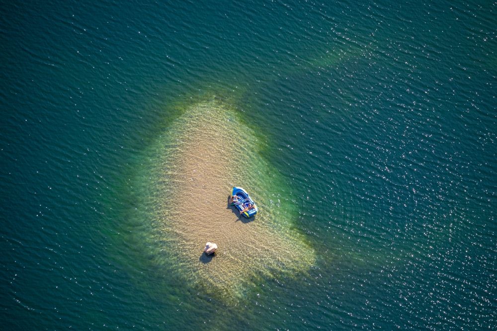 Aerial image Hünxe - Sport Boat - Dinghy on the water surface on a sandbank on the Tenderingssee in Huenxe in the state North Rhine-Westphalia, Germany