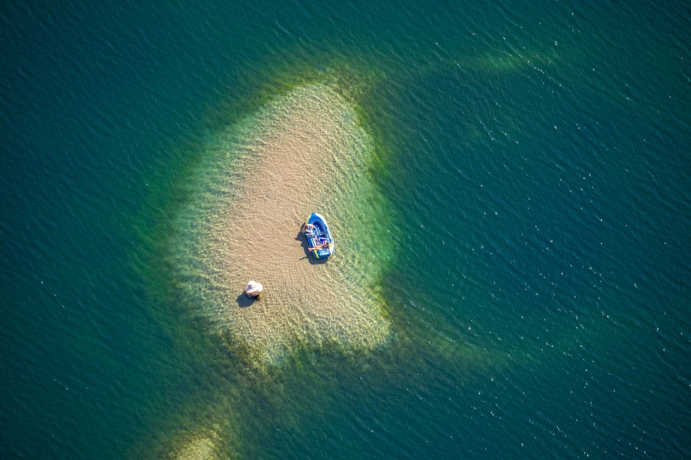 Aerial photograph Hünxe - Sport Boat - Dinghy on the water surface on a sandbank on the Tenderingssee in Huenxe in the state North Rhine-Westphalia, Germany
