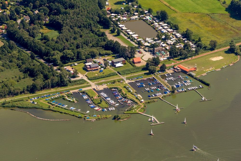 Aerial photograph Hude (Oldenburg) - Sport boat traffic on the Dumber / Dümmersee at Hüde in Lower Saxony