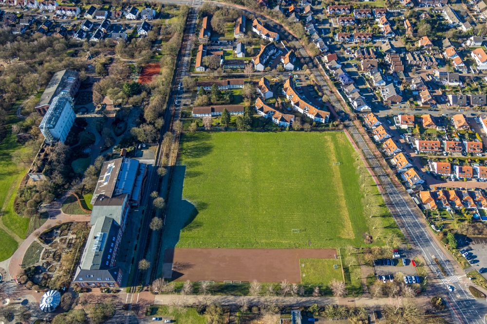 Aerial photograph Hamm - Sports grounds and football pitch am Freiherr-vom-Stein-Gymnasium an der Karl-Kossmann-Strasse in Hamm in the state North Rhine-Westphalia
