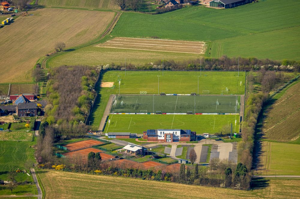 Aerial photograph Hamminkeln - Sports field - football field of the football club Hamminkelner S.V. 1920/46 with adjacent tennis courts of the Hamminkelner Tennisclub 1975 e.V. in Hamminkeln in the state North Rhine-Westphalia, Germany