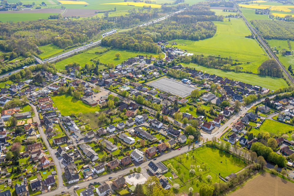 Aerial photograph Bönen - Sports grounds and football pitch on Meereweg in a residential area in the district Nordboegge in Boenen in the state North Rhine-Westphalia, Germany