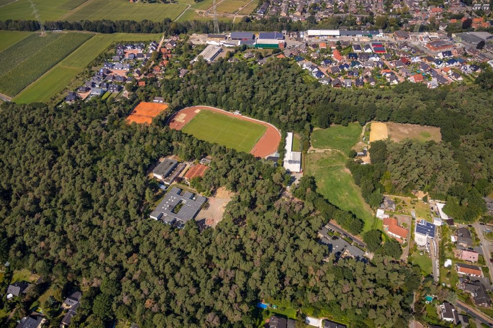 Hünxe from above - Sports grounds and football pitch of Otto-Pankok-Schule in Huenxe in the state North Rhine-Westphalia, Germany