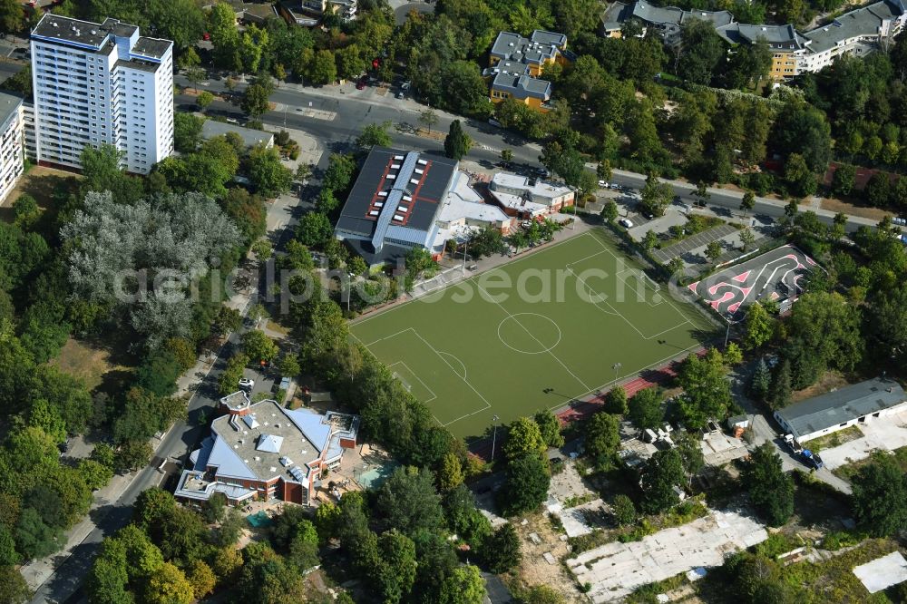 Aerial photograph Berlin - Sports grounds and football pitch Reamurstrasse - Osdorfer Strasse in the district Lichterfelde in Berlin, Germany
