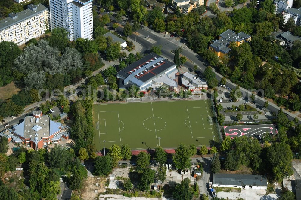 Berlin from above - Sports grounds and football pitch Reamurstrasse - Osdorfer Strasse in the district Lichterfelde in Berlin, Germany