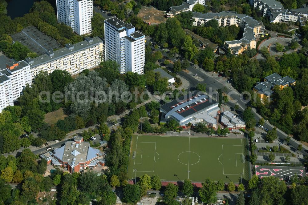 Berlin from the bird's eye view: Sports grounds and football pitch Reamurstrasse - Osdorfer Strasse in the district Lichterfelde in Berlin, Germany