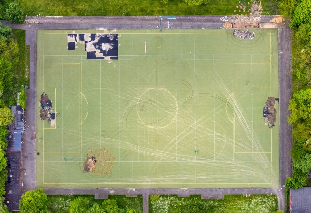 Herne from the bird's eye view: Sports grounds and football pitch and das Schulgelaende of Hans-Tilkowski-Schule on Edmand-Weber-Strasse in Herne in the state North Rhine-Westphalia, Germany