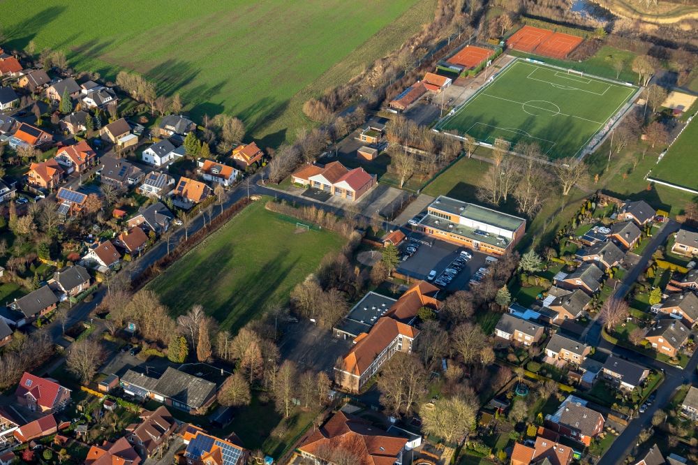 Aerial image Drensteinfurt - Sports grounds and football pitch on Schulgelaende of Lonbertus Grundschule Walstedde on Boecken in Walstedde in the state North Rhine-Westphalia, Germany