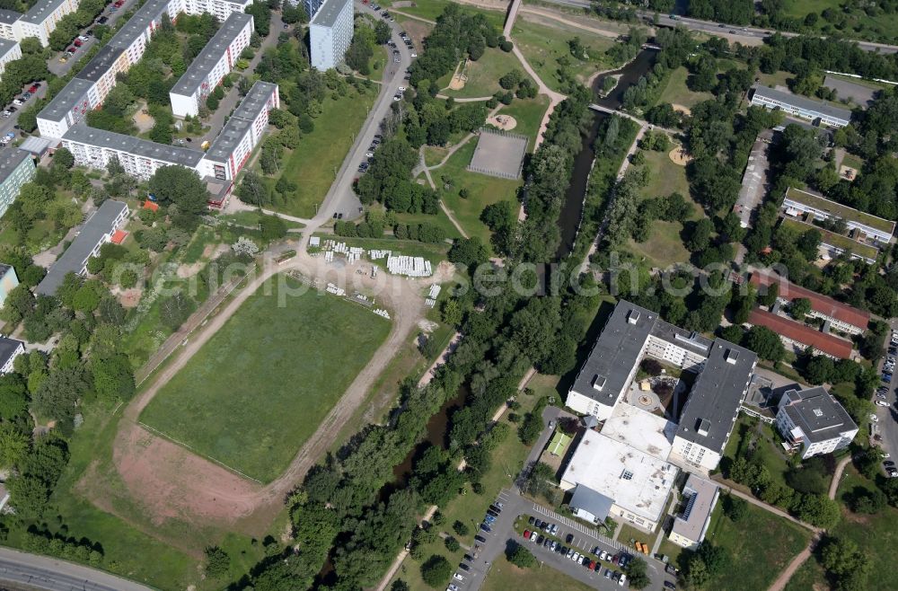 Erfurt from the bird's eye view: Sports grounds and football pitch Sportplatz Karl Specht on Hanoier Strasse in the district Berliner Platz in Erfurt in the state Thuringia, Germany