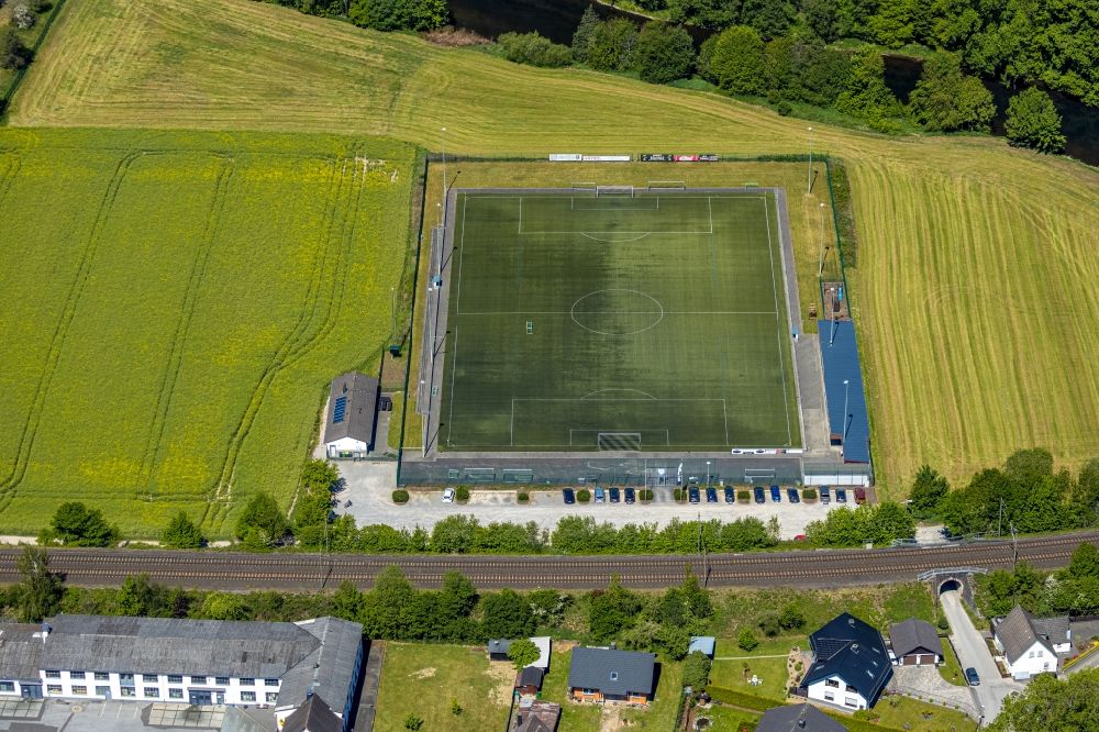 Aerial photograph Finnentrop - Sports grounds and football pitch Sportplatz Lenhausen on Blumenstrasse in the district Lenhausen in Finnentrop in the state North Rhine-Westphalia, Germany