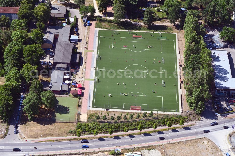 Aerial photograph Teltow - Sports grounds and football pitch Teltower Fussballverein 1913 on Jahnstrasse in Teltow in the state Brandenburg, Germany